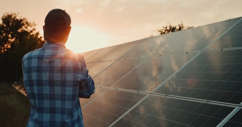 Eigentümer betrachtet Solarzellen